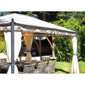 Dettaglio di un gazebo con tende e set da tavolo da pranzo in giardino.