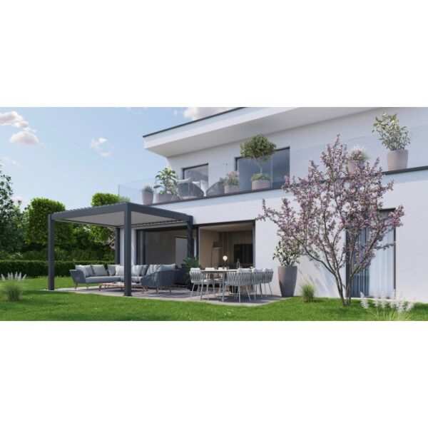 Pergola Biohort grigio scuro come copertura per patio con mobili da giardino di fronte a una casa moderna.