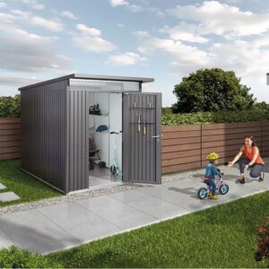 Casetta da giardino in metallo Biohort AvantGarde A3, grigio scuro metallizzato, con porta aperta e bambino in bicicletta.