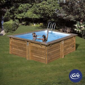 Piscina in legno Gre Carra 3: Piscina quadrata in legno con due persone in acqua e scaletta.