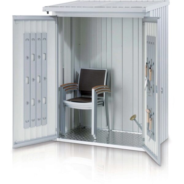 Biohort WoodStock 150, argento metallizzato, porta aperta con sedie e attrezzi da giardino.