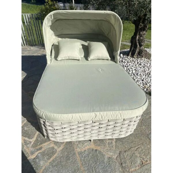 Lettino prendisole t.b.t. imbottito verde chiaro con baldacchino e due cuscini all'aperto.