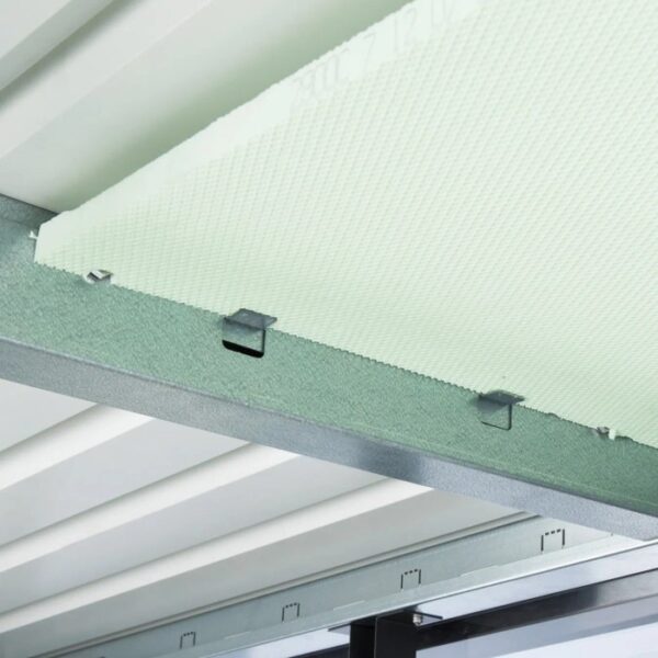 Dettaglio della costruzione del soffitto della casetta da giardino Biohort HighLine in argento metallizzato.