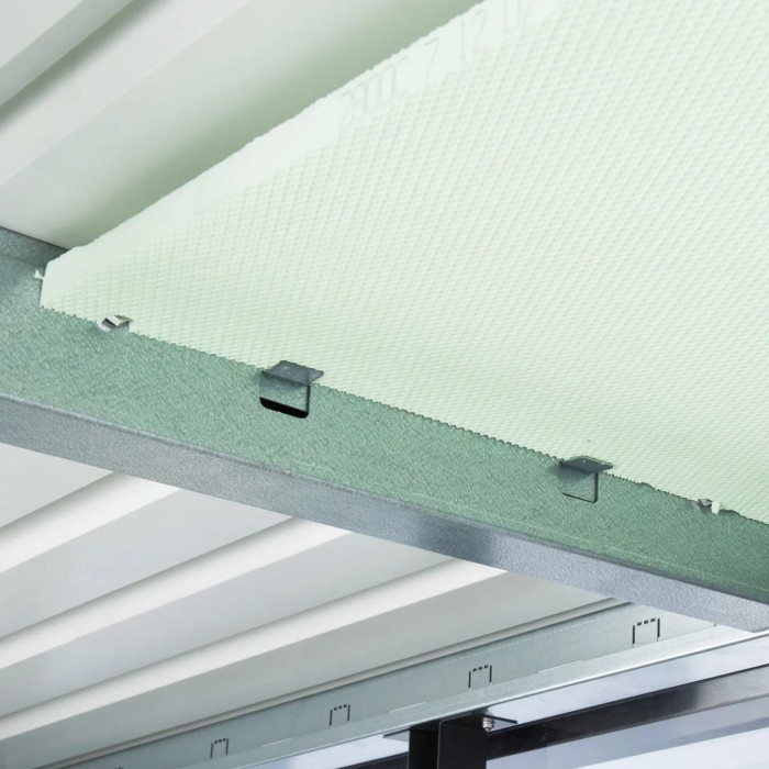 Dettaglio della costruzione del soffitto della casetta da giardino Biohort HighLine in argento metallizzato.