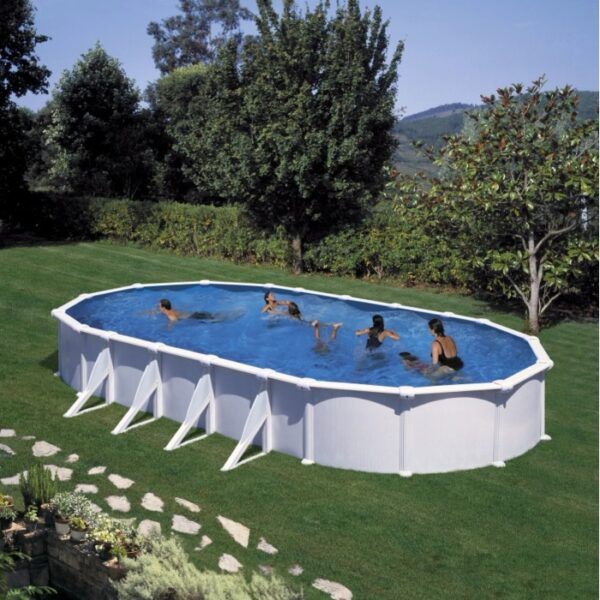 Piscina ovale Gre Atlantis con pareti in acciaio (915x470x132 cm) bianca con bagnanti in giardino.