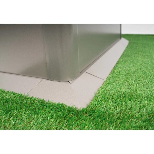 Bordo per aiuola rialzata Biohort L150 grigio quarzo metallizzato su prato.