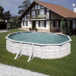 Piscina ovale Gre Pool Finlandia con look nordico, 610x375x120 cm, in giardino. Piscina con pareti in acciaio effetto legno.