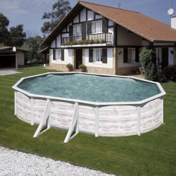Piscina ovale Gre Pool Finlandia con look nordico, 610x375x120 cm, in giardino. Piscina con pareti in acciaio effetto legno.