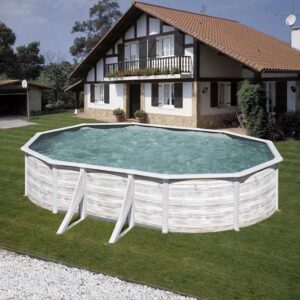 Piscina ovale Gre Finlandia con look nordico, 610x375x120 cm, bianco nordico, in giardino.