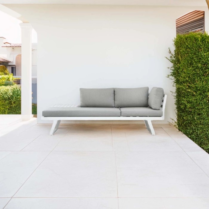Divano grigio del set di mobili da giardino t.b.t. su una terrazza.
