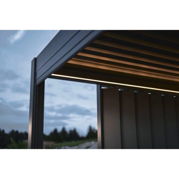 Striscia LED Biohort per pergola con luce bianca calda, montata su una tettoia per terrazzi.