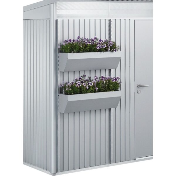 Biohort FloraBoard color argento metallizzato su casetta da giardino con due fioriere piantumate.