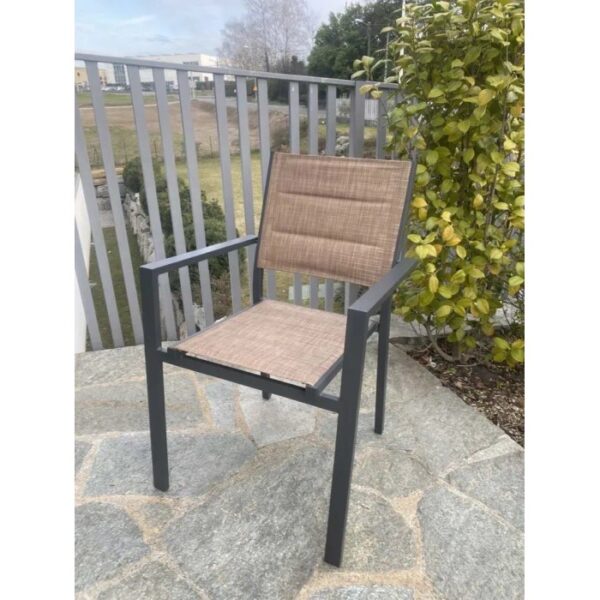 Sedia da giardino t.b.t. con rivestimento in tessuto marrone e struttura in metallo grigio.