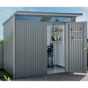 Casetta da giardino in metallo grigio aperta con idropulitrice e scaffali.