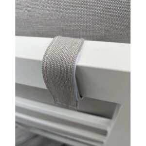 Dettaglio di una fascia tessile su un set di mobili da giardino.