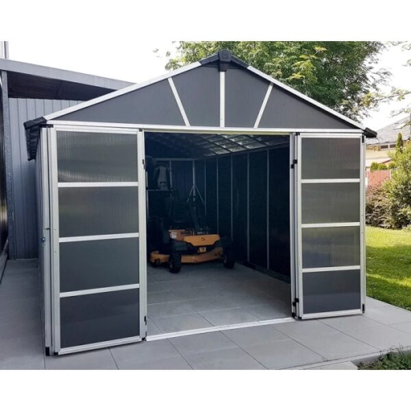 Casetta da giardino in metallo Palram Yukon, 17,2 m², antracite con porte scorrevoli aperte e tosaerba all'interno.