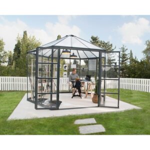 Serra rotonda Palram Canopia Oasis 3.6x3.2 con donna che lavora in giardino.