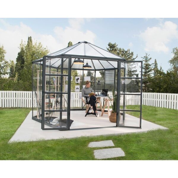 Serra rotonda Palram Canopia Oasis 3.6x3.2 con donna che lavora in giardino.