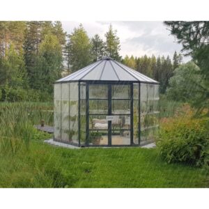 Serra rotonda Palram Canopia Oasis 3.6x3.2 con telaio in alluminio e vetro Pavi in giardino.