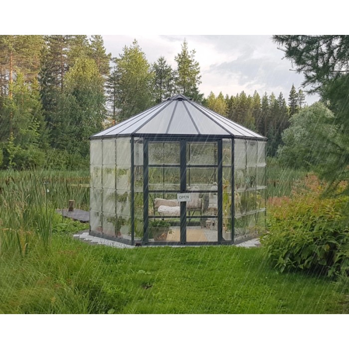 Serra rotonda Palram Canopia Oasis 3.6x3.2 con telaio in alluminio e vetro Pavi in giardino.