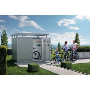 Casetta da giardino in metallo Biohort HighLine grigio quarzo metallizzato con famiglia e biciclette di fronte.
