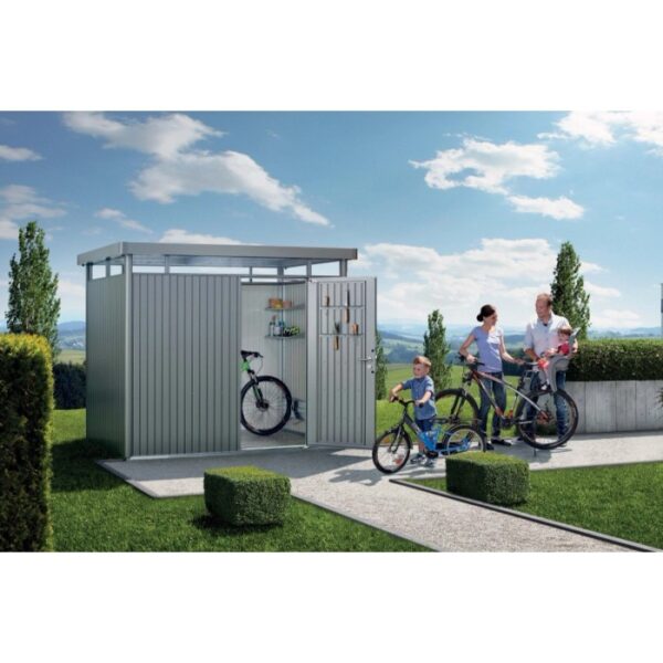 Casetta da giardino in metallo Biohort HighLine grigio quarzo metallizzato con famiglia e biciclette di fronte.