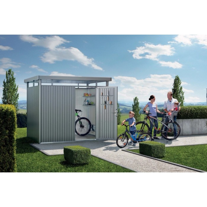 Casetta da giardino in metallo Biohort HighLine grigio quarzo metallizzato con famiglia e biciclette di fronte.