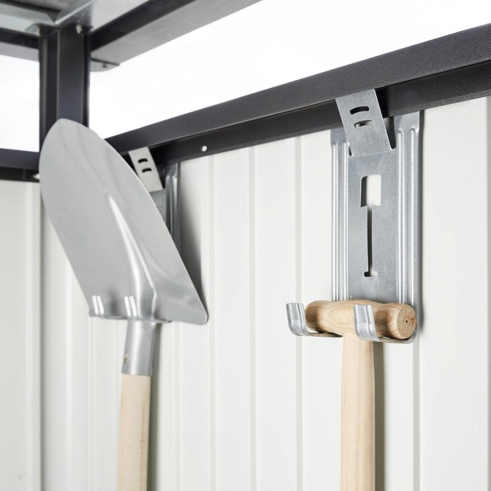 Interno casetta Biohort HighLine: pala e martello sui supporti.