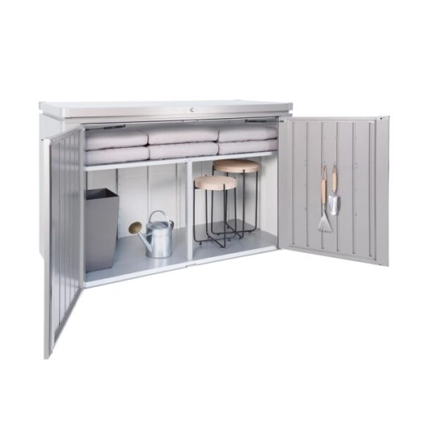 Biohort HighBoard 200 aperta in grigio quarzo metallizzato con cuscini, annaffiatoio e attrezzi da giardino.