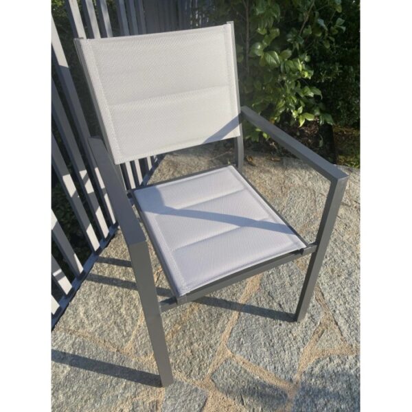 Sedia da giardino t.b.t. grigia con rivestimento in tessuto per terrazza e giardino.
