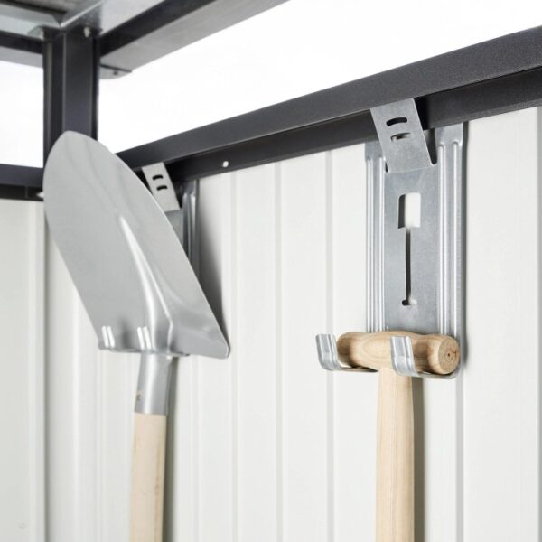 Interno casetta Biohort HighLine: pala e martello sui supporti.