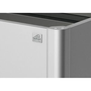 Dettaglio del letto rialzato in metallo Biohort in grigio quarzo metallizzato. Focus su angolo e logo.