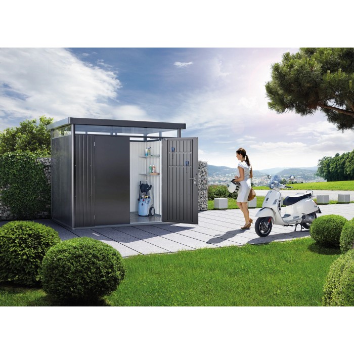 Casetta da giardino in metallo Biohort HighLine in grigio quarzo metallizzato con porta aperta e donna con scooter.