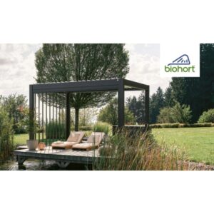 Tenda a rullo parasole elettrica Biohort, 3 m, bianca, su copertura patio con lettini su ponte di legno sull'acqua.