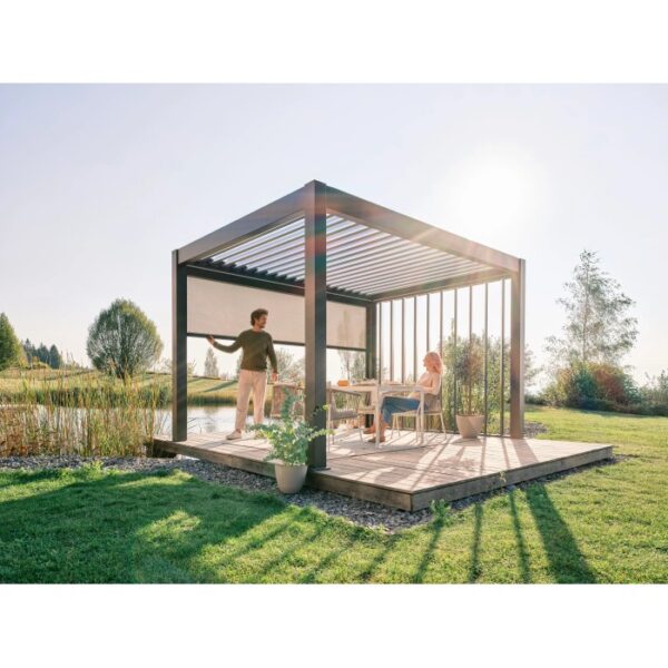 Tenda a rullo parasole Biohort, grigio scuro metallizzato, montata su pergola. Protezione efficace dal sole e dalla privacy.
