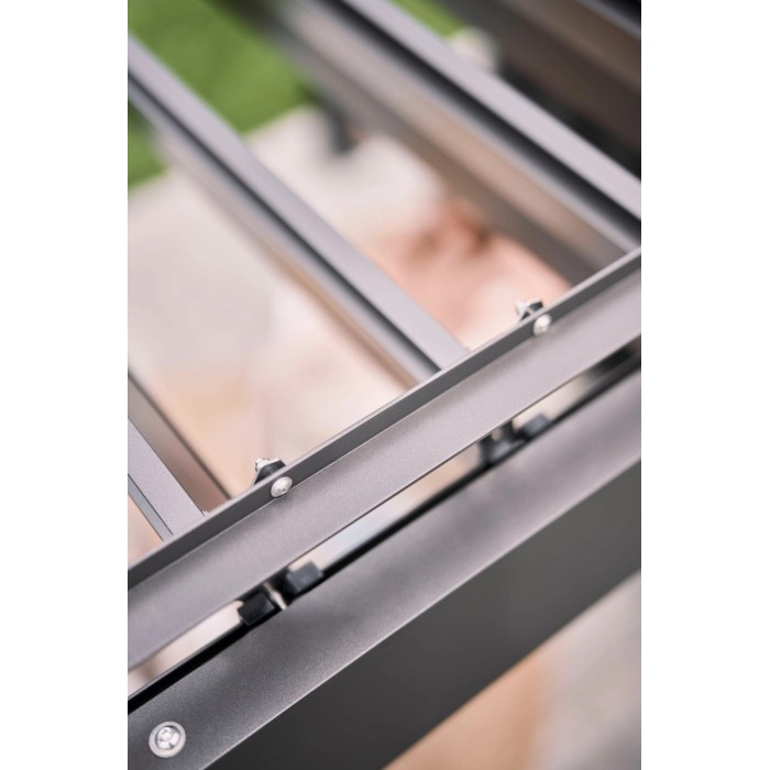 Dettaglio della pergola Biohort in grigio scuro e bianco, copertura per patio con lamelle.