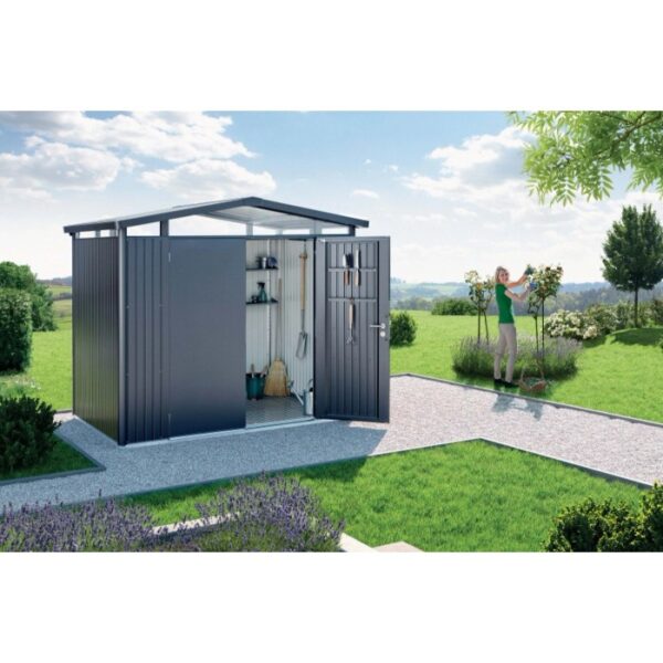 Casetta da giardino in metallo Biohort Panorama, grigio scuro, 4,6 m², con porte aperte in giardino.