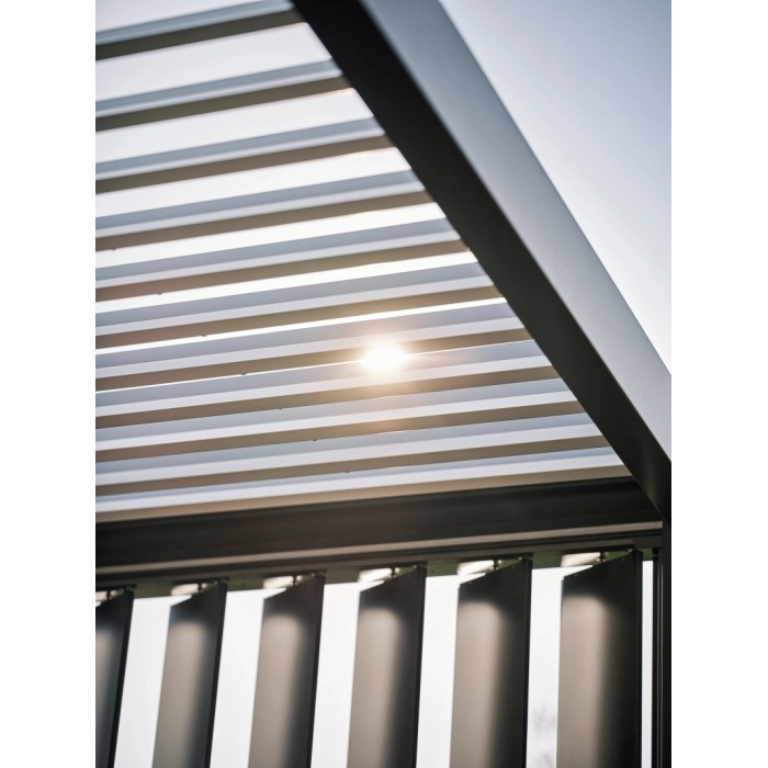 Pannello laterale a lamelle Biohort in grigio quarzo metallizzato per pergola, dettaglio delle lamelle.