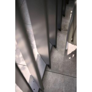 Dettaglio: Parete laterale a lamelle Biohort in grigio scuro metallizzato per copertura patio.