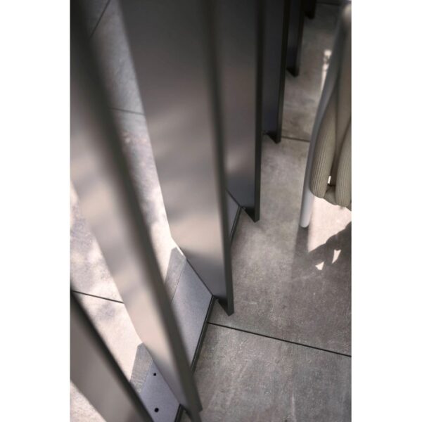 Dettaglio: Parete laterale a lamelle Biohort in grigio scuro metallizzato per copertura patio.