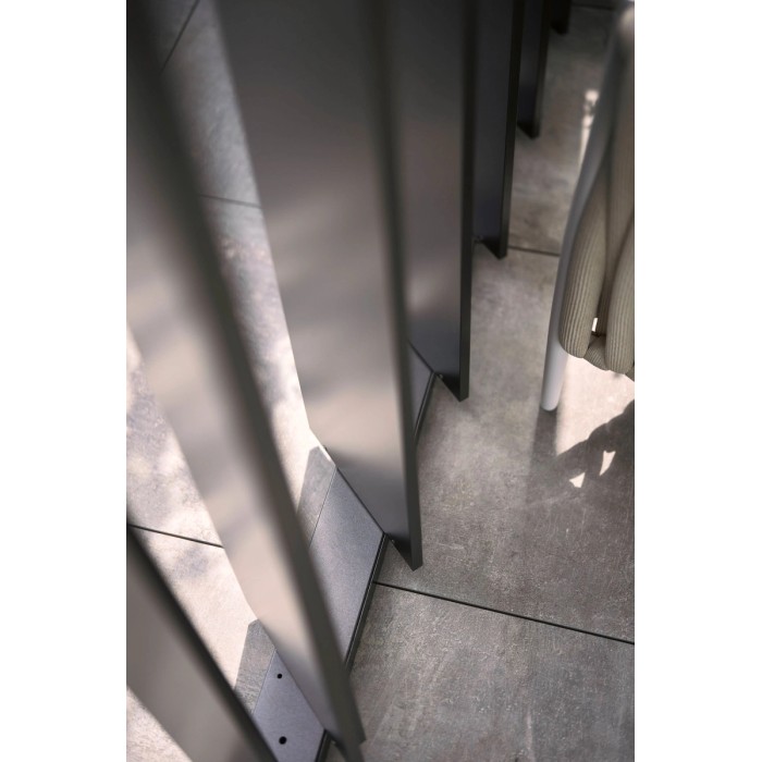 Dettaglio: Parete laterale a lamelle Biohort in grigio scuro metallizzato per copertura patio.
