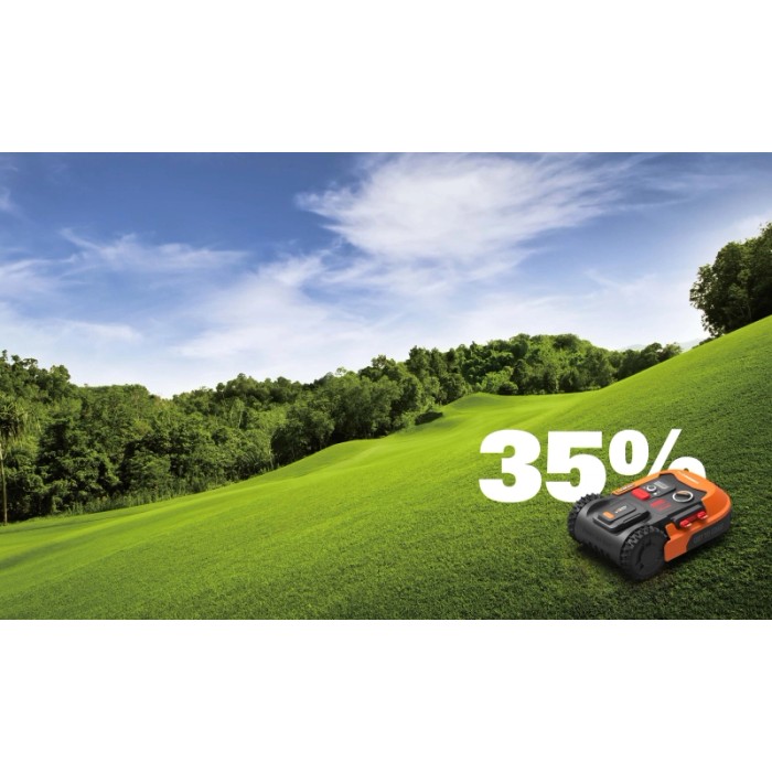 Robot tagliaerba Worx Landroid M500 Plus su prato con pendenza del 35%.