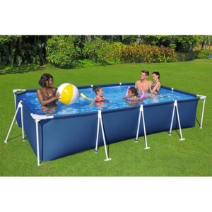 Piscina fuori terra rettangolare con famiglia e giochi da spiaggia in giardino.