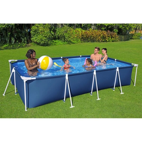 Piscina fuori terra rettangolare con famiglia e giochi da spiaggia in giardino.