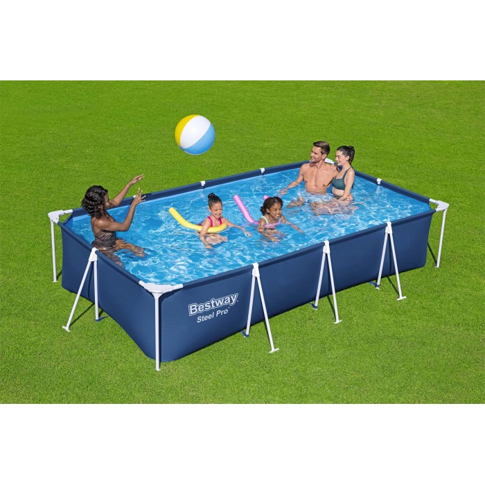 Piscina rettangolare con famiglia in giardino. Piscina fuori terra della categoria Piscine fuori terra rigide.
