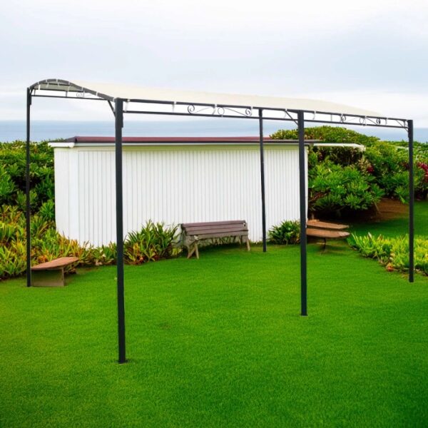Gazebo t.b.t. con struttura nera e copertura in tessuto beige in giardino.