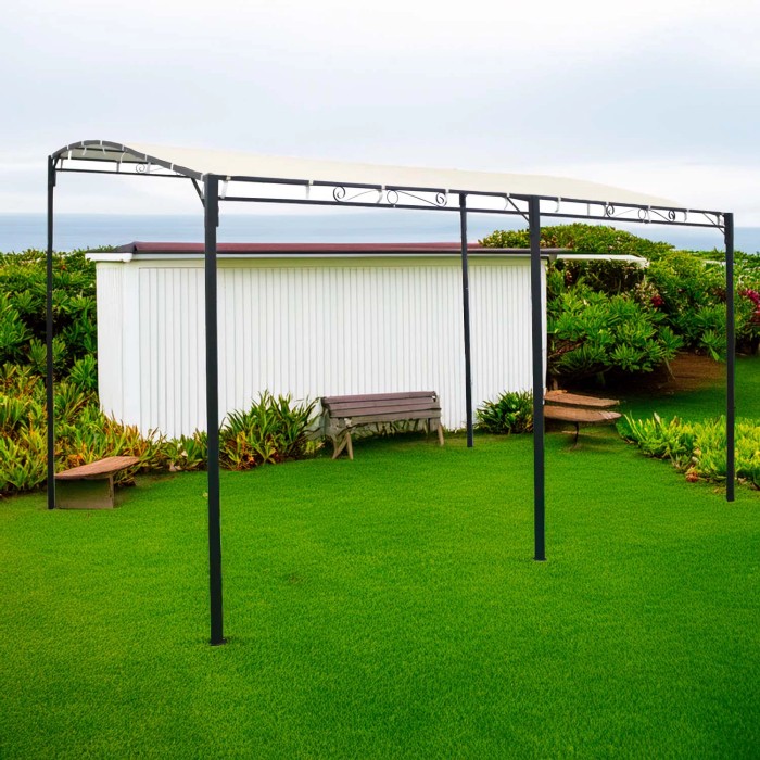 Gazebo t.b.t. con struttura nera e copertura in tessuto beige in giardino.