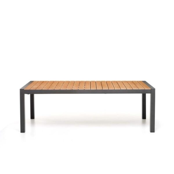 Tavolo da giardino rettangolare con listelli in legno e telaio grigio.