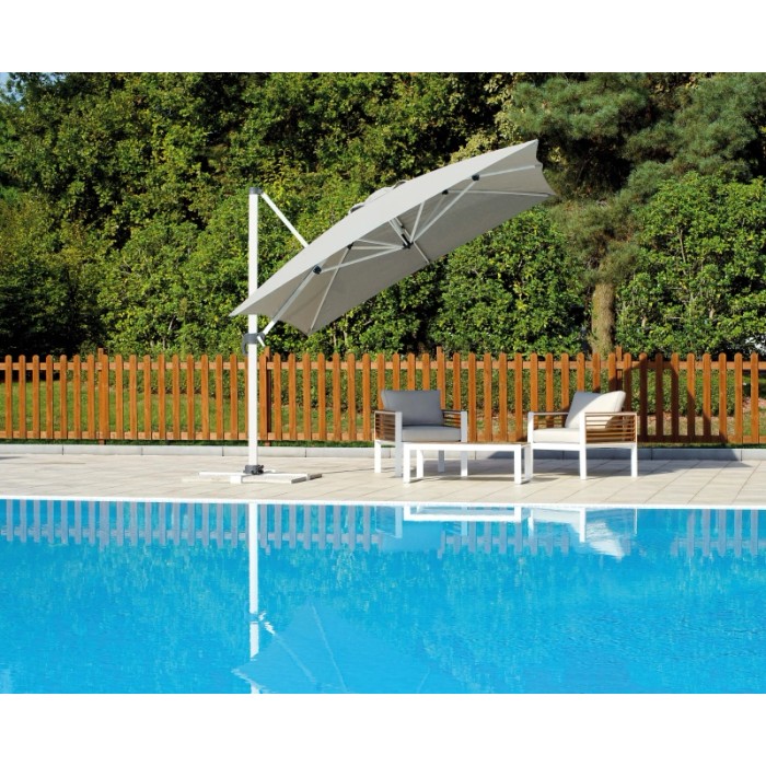 Ombrellone a braccio t.b.t. grigio accanto a piscina e mobili da giardino.