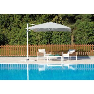 Ombrellone a braccio t.b.t. accanto alla piscina con mobili da giardino.